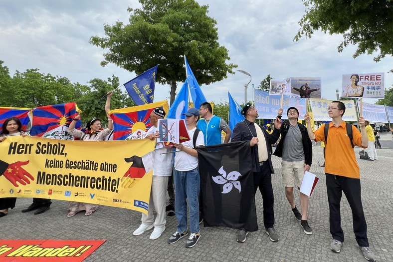 Demonstranci zebrani przed Urzędem Kanclerza, 20 czerwca 2023 r.