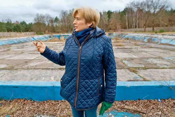 Radna Urszula Śmigiera pokazuje kolejne miejsce na szlaku wstydu w Gozdnicy - basen, który był kiedyś chlubą gminy.