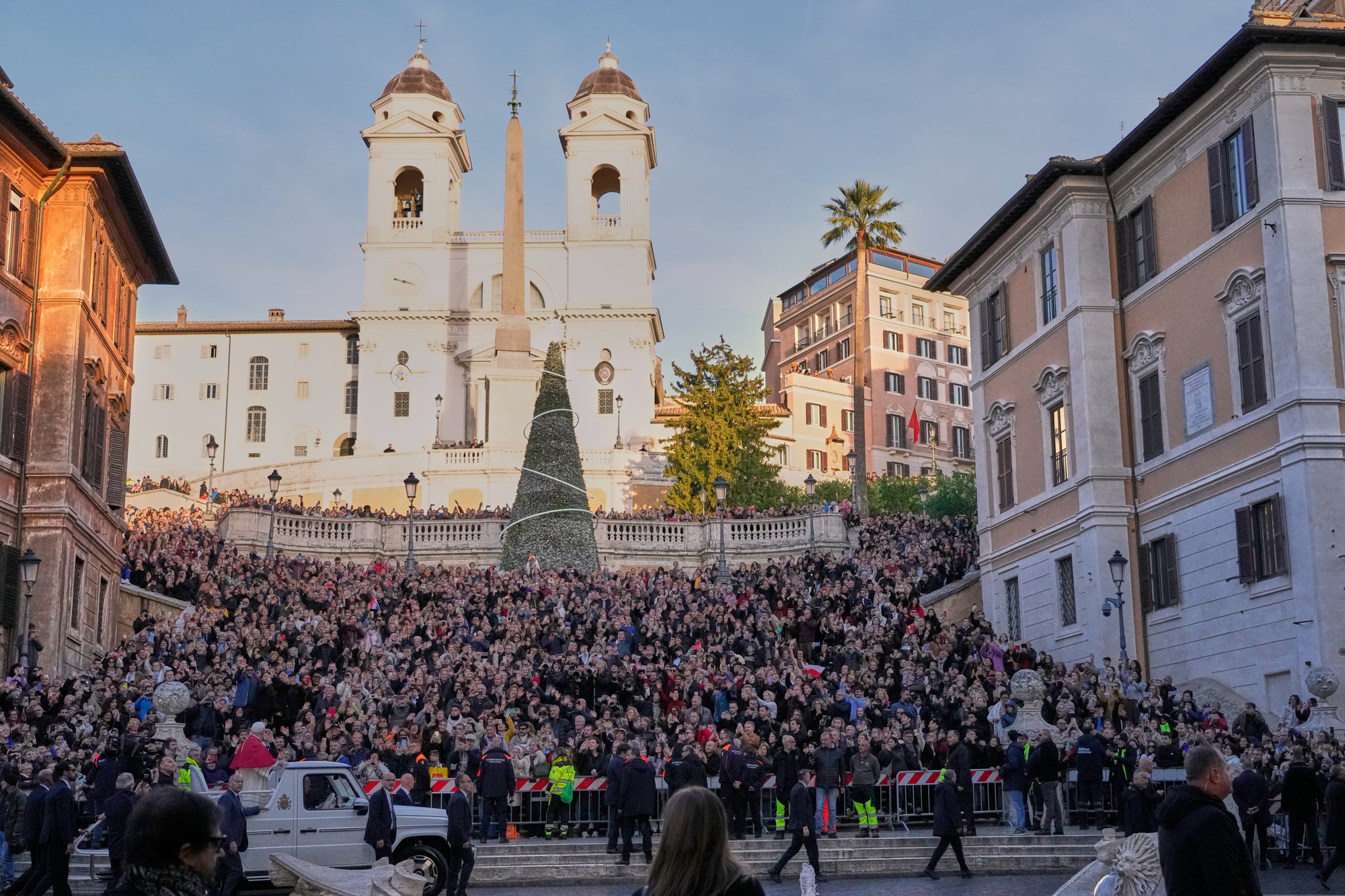 Pápež Lev XIV. položil veniec k stĺpu sochy Nepoškvrneného počatia Panny Márie na Španielskom námestí v Ríme.