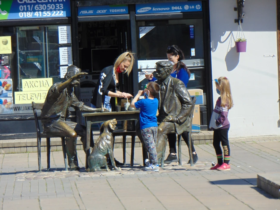 Osveženje kod spomenika Kalči i Sremcu 