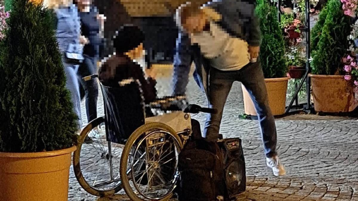 Un bărbat a strâns 9.147 de lei în doar 8 ore, cerșind într-un scaun cu rotile la Sfânta Parascheva, dar „în timpul liber” conduce un Lexus