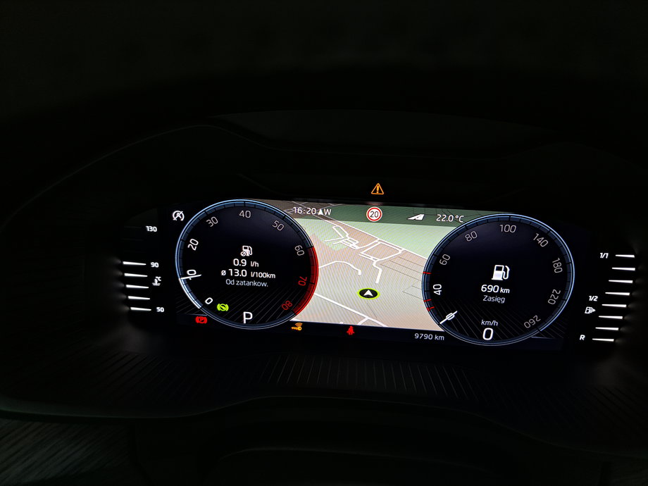 Skoda Kodiaq 1.5 TSI - na ekranie przed kierowcą możemy mieć też mapę nawigacji. Albo między "zegarami" albo samodzielnie, w powiększeniu.