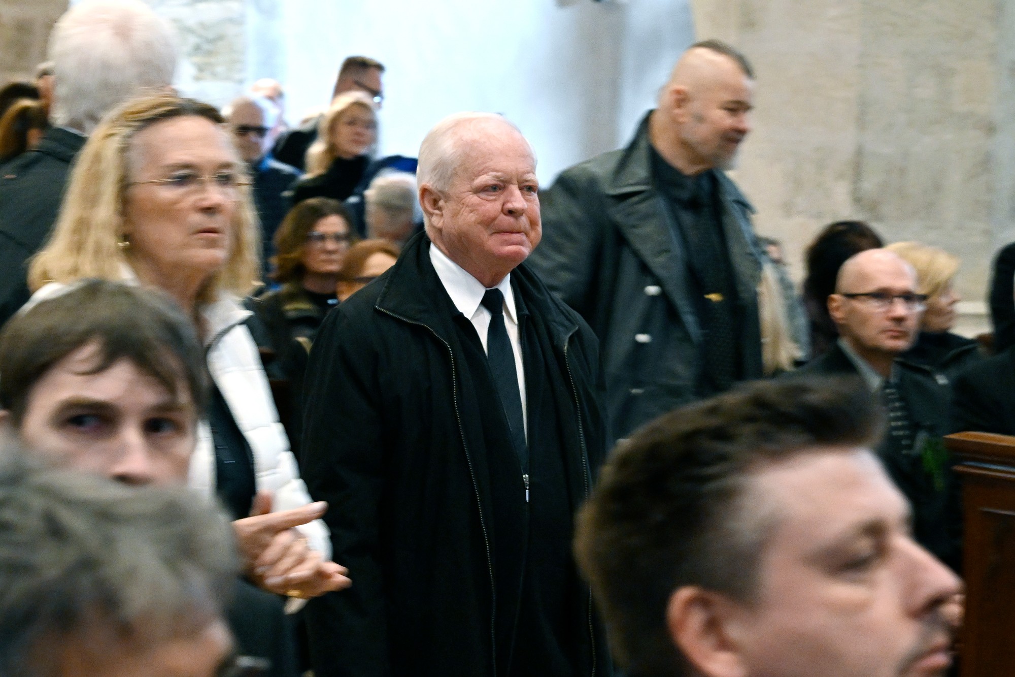 Posledná rozlúčka s hercom Štefanom Kvietikom v Katedrále sv. Martina v Bratislave - Na snímke uprostred bývalý politik Jozef Migaš.