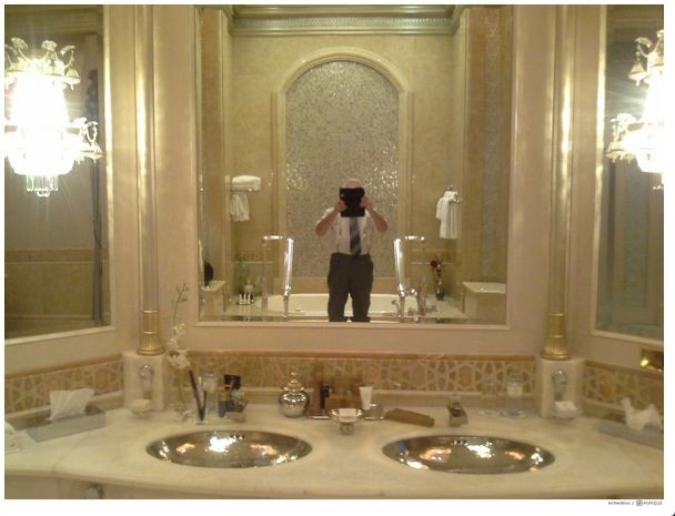 Lech Wałęsa w Dubaju / zdjęcia z oficjalnego profilu