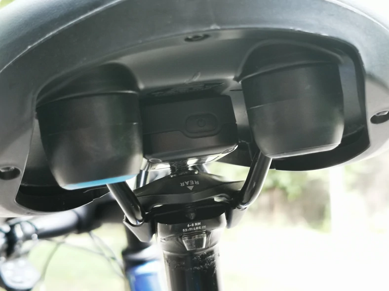 Lokalizator GPS przyklejony pod siodełkiem roweru