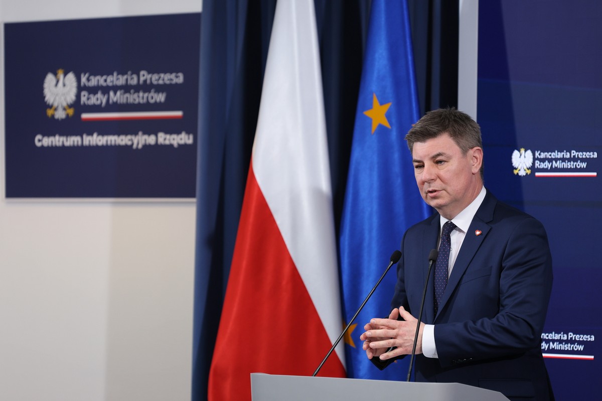 Jan Grabiec na konferencji prasowej w KPRM w Warszawie