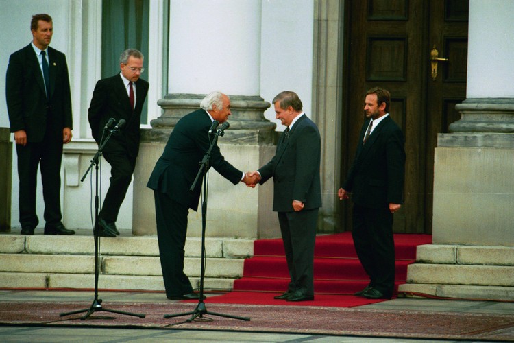 Belweder, uroczystość wycofania wojsk radzieckich z Polski. Na zdjęciu między innymi Mieczysław Wachowski  Lech Wałęsa; 17 września 1993 r.