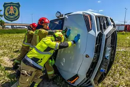 Urus jak Ursus. SUV Lamborghini wylądował na boku w polu kukurydzy