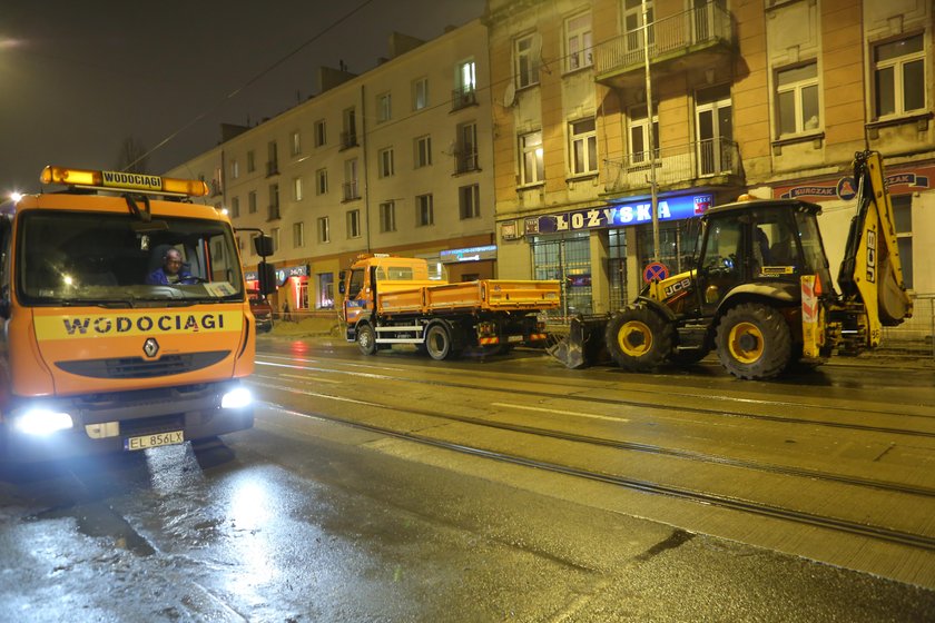 Przebili wodociąg na Przybyszewskiego. Woda zalała torowisko i ulicę