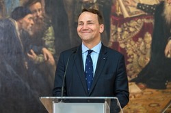 Sikorski ostro zareagował na słowa biskupów. "Niech zrzuci sukienkę i zapisze się do PiS-u"