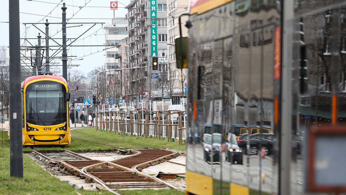 Utrudnienia w Warszawie. Ciężarówka z dźwigiem zerwała trakcję