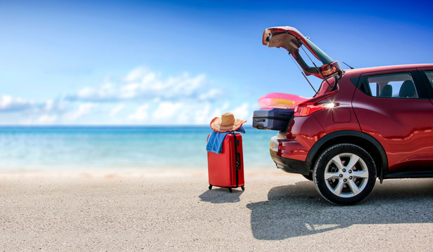 samochód wakacje urlop auto walizka morza wczasy fot. shutterstock