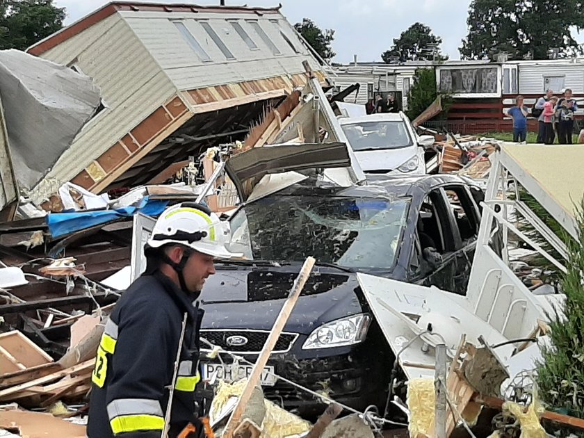 Trąba powietrzna porwała 8 domków holenderskich w Ustroniu Morskim. Są ranni