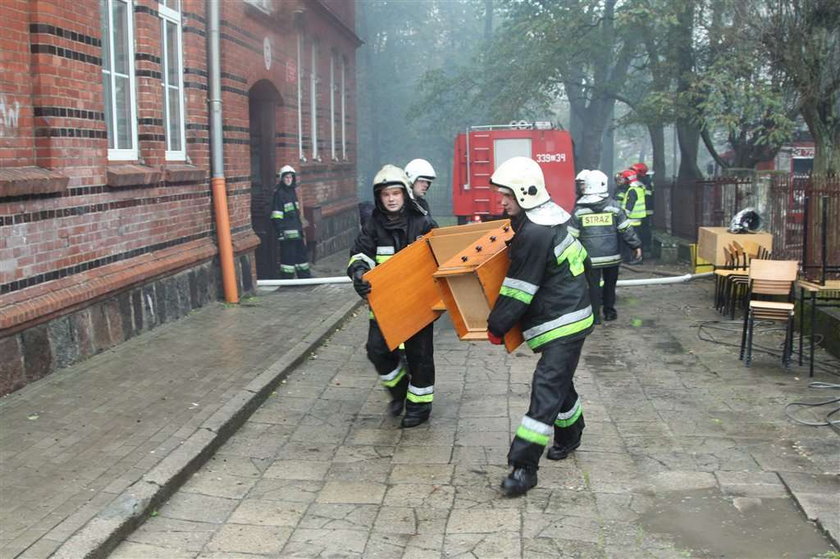 Z powodu pożaru ze szkoły w Sianowie koło Koszalina ewakułowano 325 osób. Z pożarem walczy 13 jednostek straży pożarnej