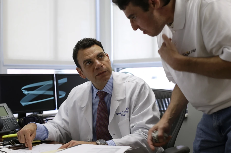 Dr Rodriges je predvodio tim od 150 lekara koji su tokom 36 operacije transplantirali lice Ričardu Norisu