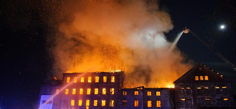 Pożar zabytkowego młyna w Tarnowie. Policja podejrzewa podpalenie