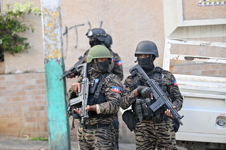 Policjanci podczas demonstracji wzywającej do dymisji premiera Ariela Henry'ego w Port-au-Prince, Haiti, 7 lutego 2024 r.