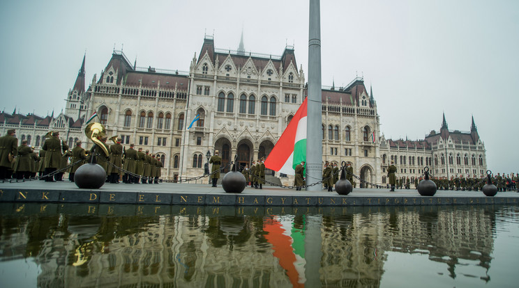 Felvonták a nemzeti lobogót a Parlament előtt / Fotó: MTI/Balogh Zoltán