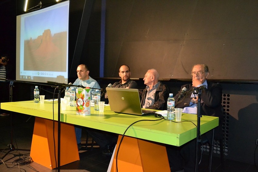 Organizatori programa Nenad Aćamović, Srđan M. Jovanović, Mirko Đorđević i Marko Oršolić   - Mi smo rođeni ateisti, i u Srbiji ima veliki broj ateista. Vernici u Srbiji veruju u Boga, a ne znaju ko je Bog. Pitajte "vernike" u koga veruju, šta znaju o Bogu, da li idu u crkvu, da li se mole svaki dan pre spavanja. Tek tada ćete shvatiti koliko malo ima vernika - rekao je Srđan Jovanović, doktor nauka.