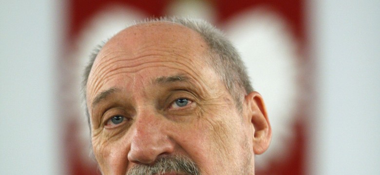 Macierewicz urządza debatę fachowców. Zaprasza też ekspertów z rządu