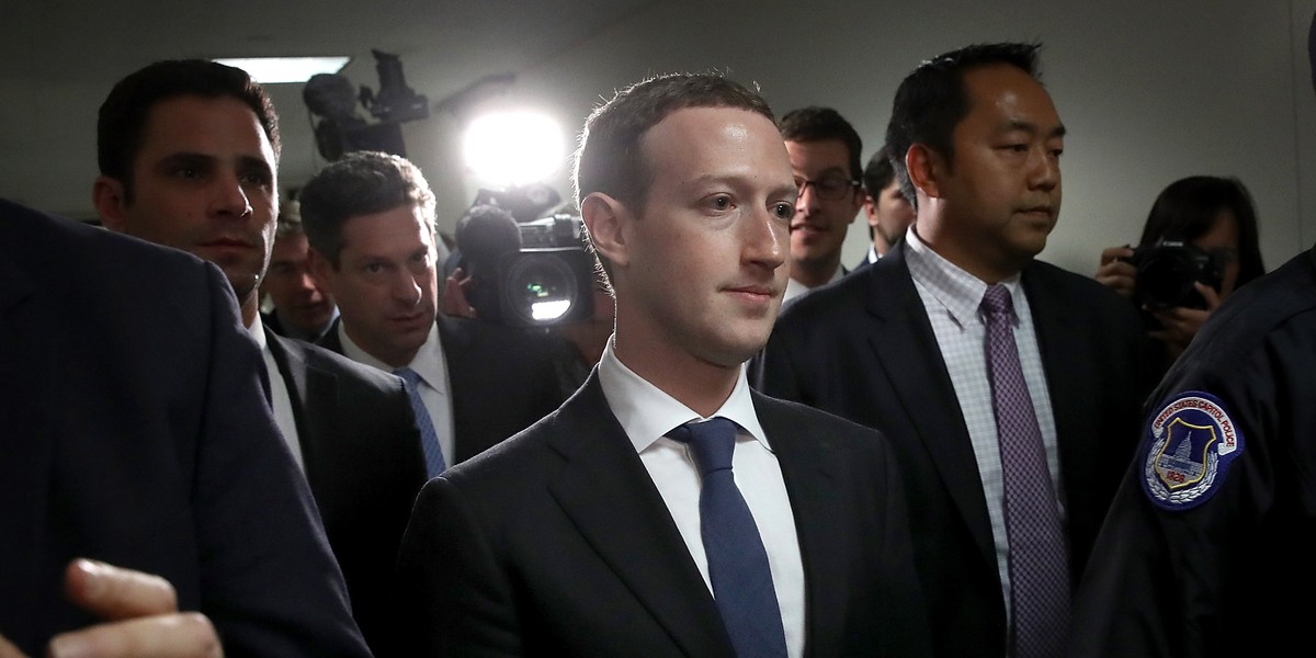 W pobliżu biurka Zuckerberga znajduje się sala konferencyjna z kuloodpornymi szybami i "przyciskiem paniki". Krąży plotka o tym, że w biurze znajduje się "zjeżdżalnia", za pomocą której szef Facebooka może błyskawicznie opuścić biuro