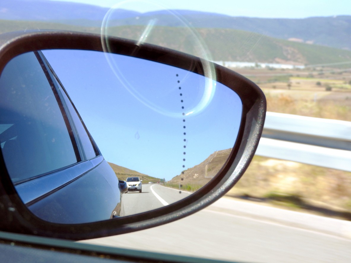 Úlohou bodiek je rozšíriť zorný uhol vodiča.