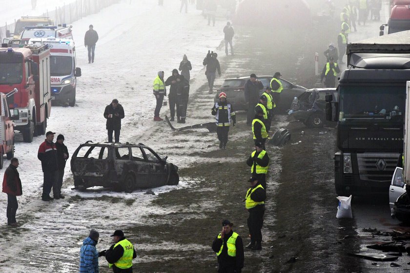 Karambol na A1. Ponad 70 rozbitych aut niedaleko Piotrkowa Trybunalskiego.