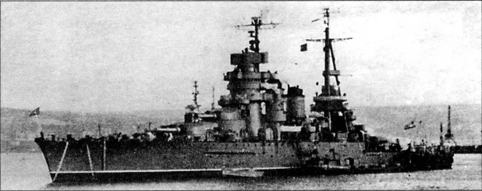 Pancernik "Noworosyjsk" w 1950 roku w Zatoce Sewastopolskiej.