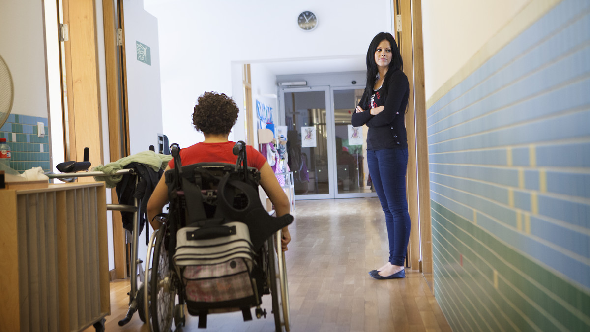 Dziecko z orzeczeniem o niepełnosprawności w szkole: decyzja, plusy, minusy