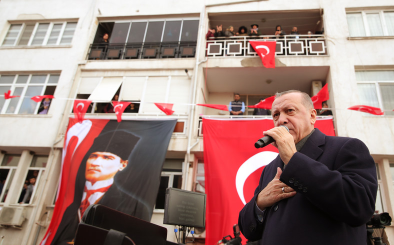 Recep Tayyip Erdoğan na tle baneru z wizerunkiem Mustafy Kemala Atatürka (Izmir, 2020 r.)