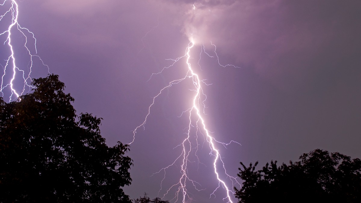 Osoby, które cierpiały dzisiaj z powodu wysokich temperatur, mogą odetchnąć z ulgą. Już jutro będzie trochę chłodniej. Miejscami możliwe będą jednak burze z gradem. Co jeszcze czeka nas w pogodzie?