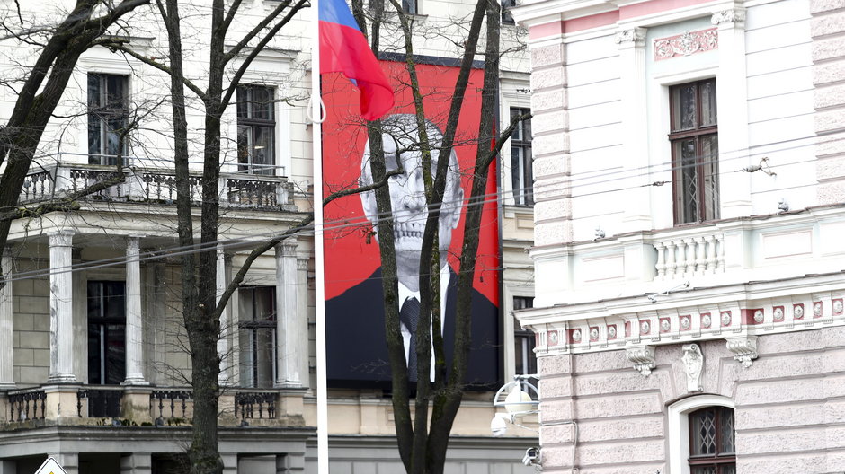Stylizowany plakat Władimira Putina widoczny na fasadzie Muzeum Historii Medycyny przed budynkiem ambasady Rosji. Ryga, 17 marca 2024 r.