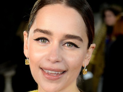 Pánikrohamot kapott a repülőtéren Emilia Clarke, és kéréssel fordult a rajongóihoz