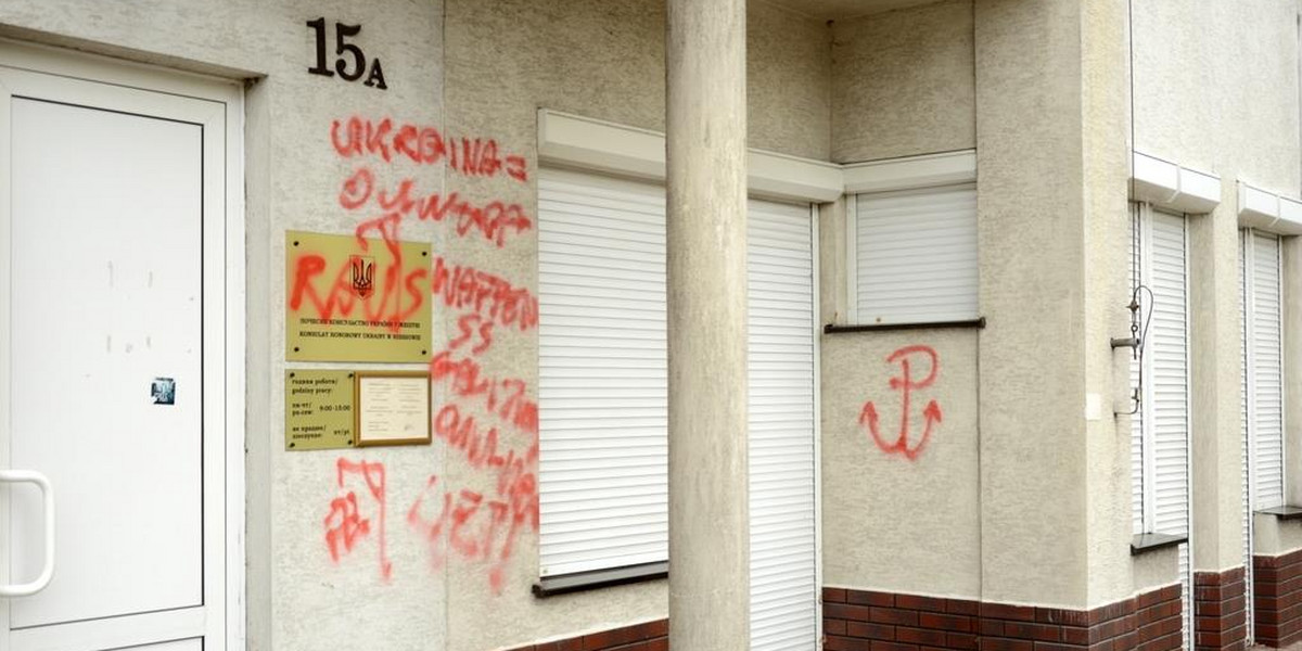 Zniszczona elewacja konsulatu w Rzeszowie