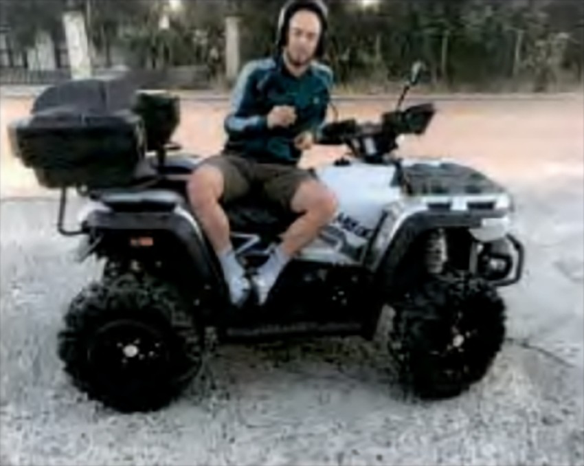Filip Knežević na kvadu kojim se odvezao do kuće u kojoj su boravili Kožar i Hadžić