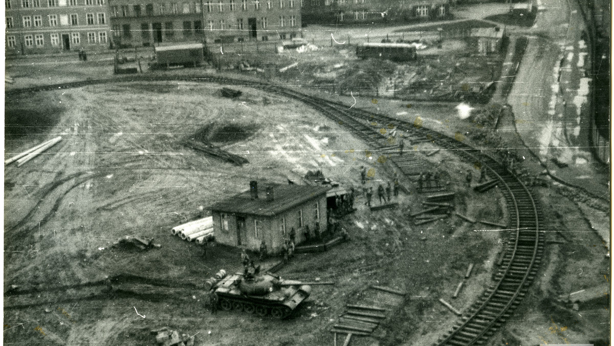 Zbiory Europejskiego Centrum Solidarności wzbogaciły dwie wyjątkowe fotografie sprzed 44 lat. Widać na nich szczegóły wojskowej blokady Stoczni Gdańskiej im. Lenina tragicznego 16 grudnia 1970. - Te fotografie to absolutny unikat, wyjątkowa pamiątka związana z jednym z najtragiczniejszych wydarzeń, jakie miały miejsce w grudniu 1970 w Gdańsku - zapewnia historyk z ECS.