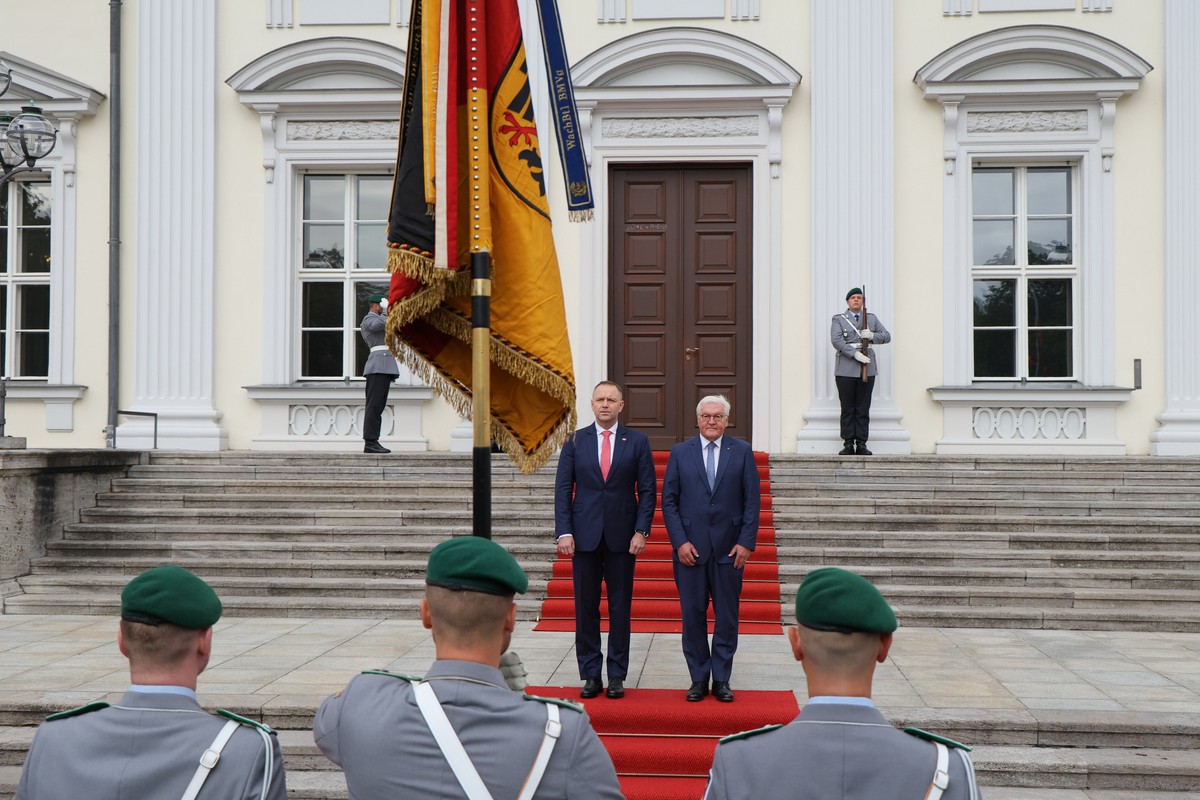 Berlin, Niemcy, 16.09.2025. Wizyta robocza prezydenta RP w Republice Federalnej Niemiec. Prezydent Niemiec Frank-Walter Steinmeier (P) i prezydent RP Karol Nawrocki (L) podczas oficjalnego powitania w pałacu Bellevue w Berlinie, 16 bm. Bezpieczeństwo wschodniej flanki NATO ma być głównym tematem rozmów Karola Nawrockiego w Berlinie i Paryżu. Mimo powtarzających się deklaracji strony niemieckiej, że sprawa prawnie jest zamknięta, polski prezydent zamierza podjąć także kwestię reparacji za II wojnę światową. (mr) PAP/Paweł Supernak