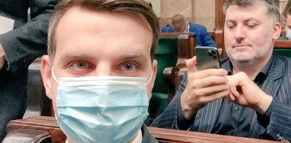 Przyszedł do Sejmu, założył maseczkę, a potem w sieci napisał zatrważające słowa. "Wszystko wskazuje na to, że to koronawirus". Zapytaliśmy posła Jakuba Kuleszę o wynik testu. Co odpowiedział?
