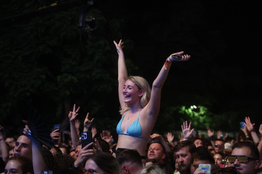 Exit, Black Eyed Peas