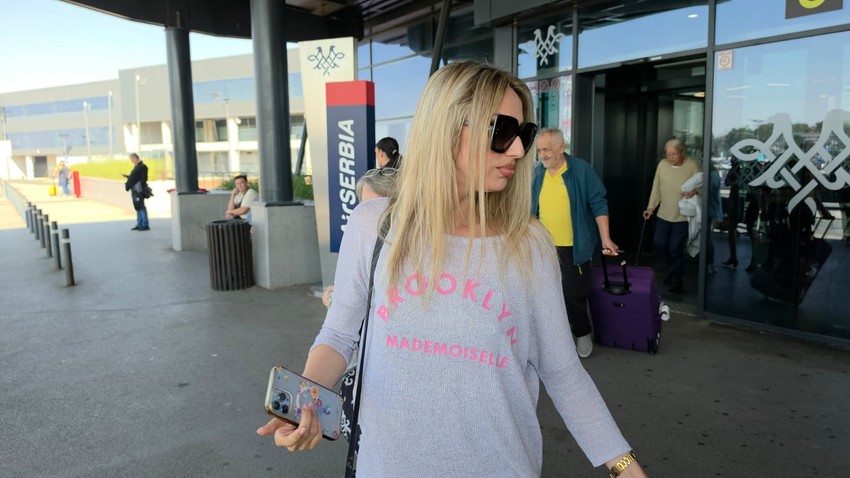 Rada Manojlović na aerodromu