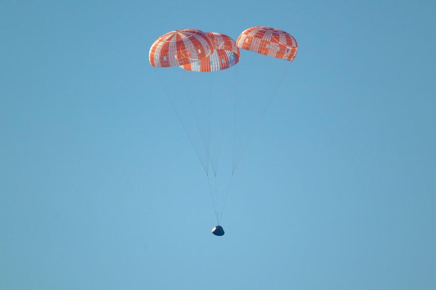 Sletanje tima "Artemis II" padobranom u Tihi okean