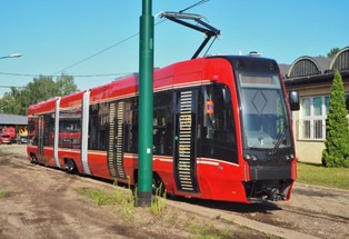Umowa za 221 mln zł. Pierwszy z 35 wagonów z Pesy dla Tramwajów Śląskich dotarł do Katowic