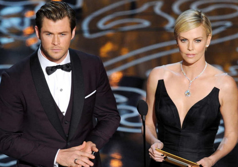 Charlize Theron i Chris Hemsworth