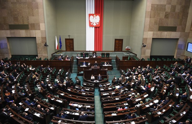 Posłowie podczas posiedzenia Sejmu.