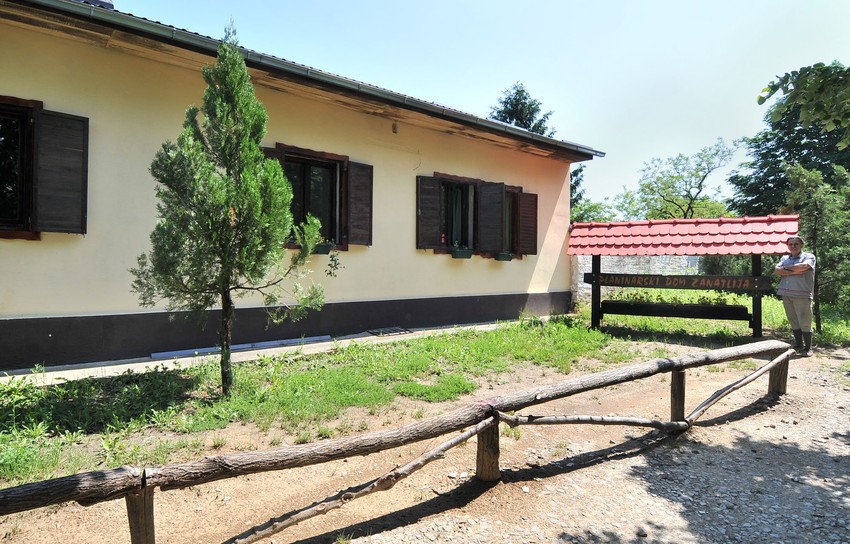 Mestom dominira opuštena atmosfera, jer je pod Glavicom malo kuća u kojima ljudi žive