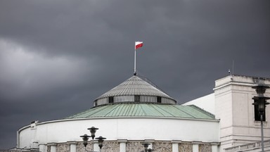 Napaść z nożem i widelcem na dziennikarzy w Sejmie. "To mogło się skończyć tragedią"