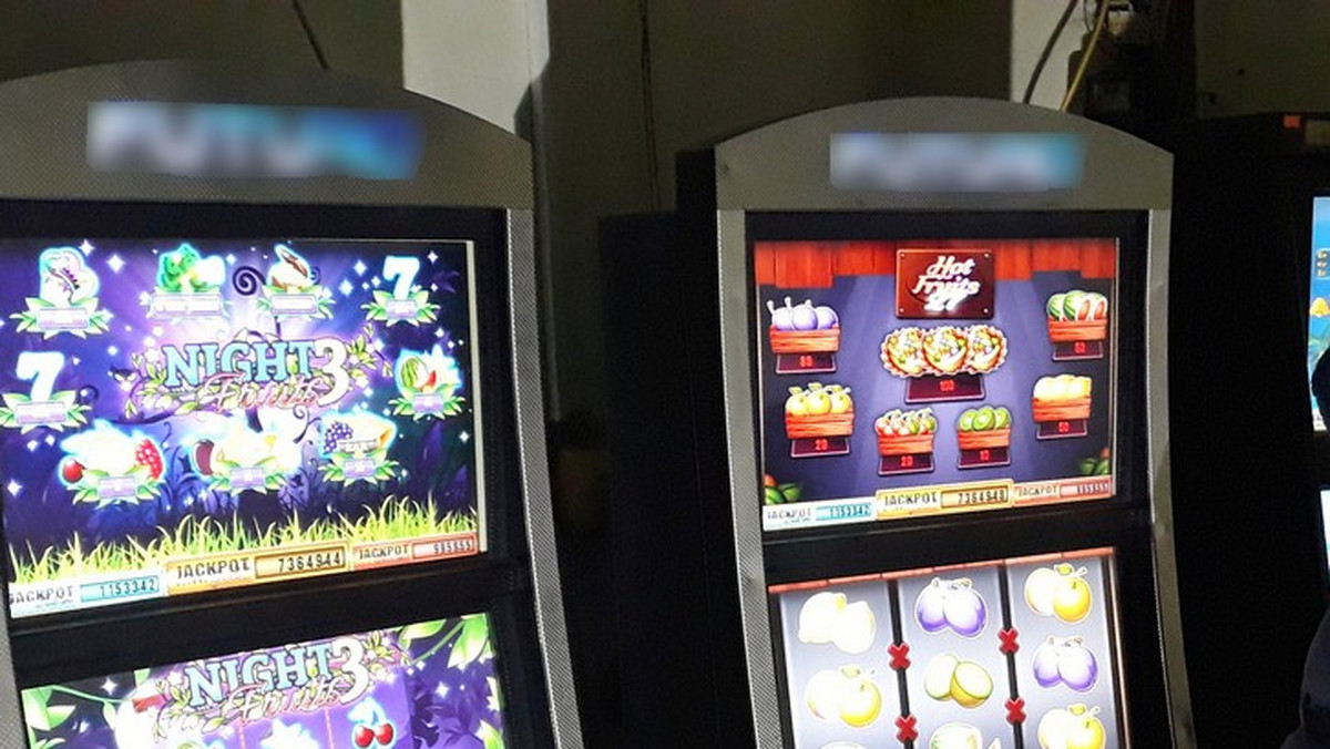 75 nielegalnych automatów do gier hazardowych wykryli w kwietniu i w maju dolnośląscy funkcjonariusze Krajowej Administracji Skarbowe - poinformowała we wtorek Izba Administracji Skarbowej we Wrocławiu.