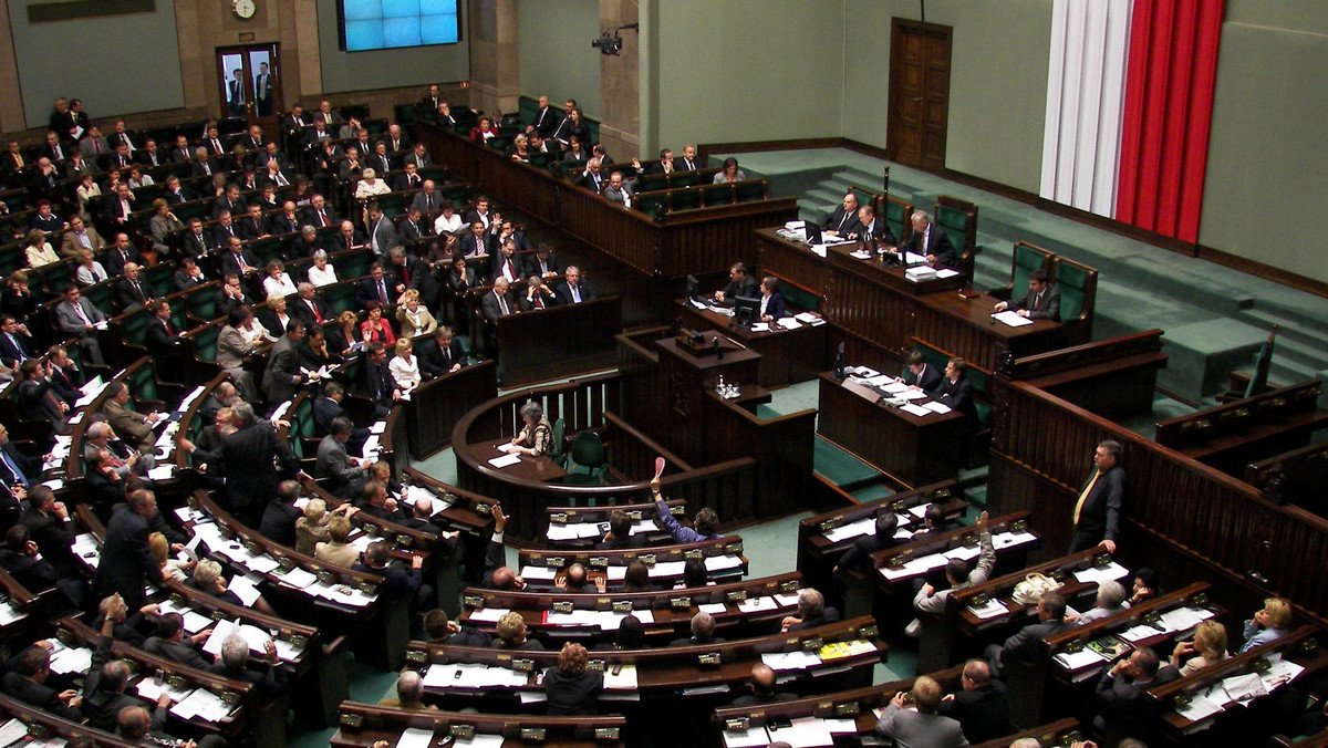 Wobec złożenia poprawek, Sejm ponownie odesłał dziś do komisji sprawiedliwości projekt posłów PiS ws. statusu sędziów Trybunału Konstytucyjnego. Opozycja chce odrzucenia projektu.