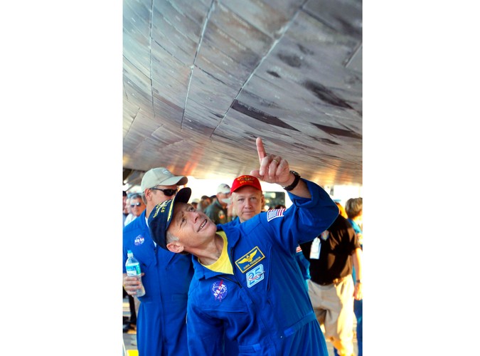 Komandor Chris Ferguson sprawdza powłokę promu