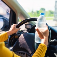 Ezért ne hagyja a kocsiban a PET palackot - komoly következményekkel járhat